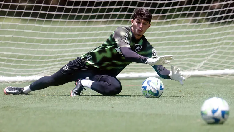 Botafogo empresta goleiro João Fernando para o Boavista