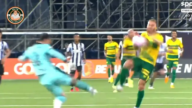 Mão Pitta em Cuiabá x Botafogo