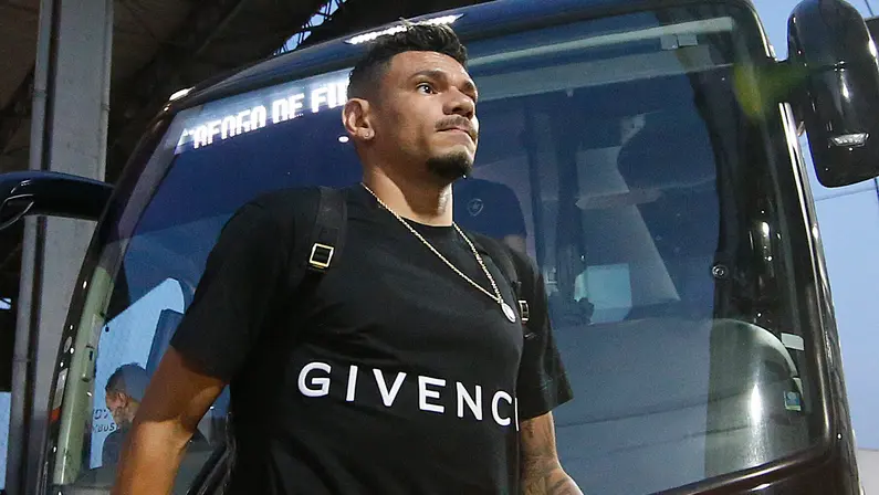 Elenco completo: Tiquinho Soares e outros não relacionados chegam a São Januário com delegação do Botafogo