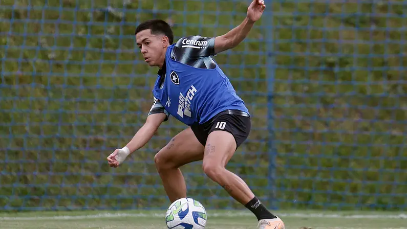 Botafogo solicita presença de Segovinha na pré-temporada, e jogador deve perder Pré-Olímpico com o Paraguai