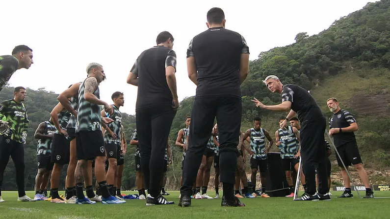 Botafogo se reapresenta neste domingo ainda buscando mais cinco contratações além das já fechadas; veja atual elenco