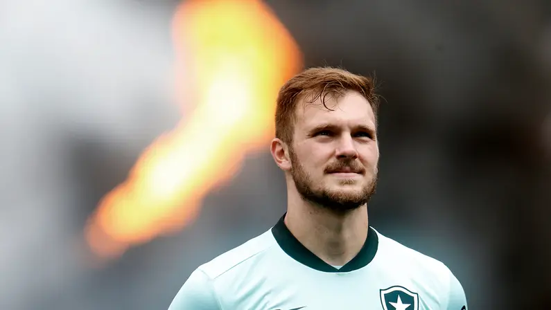 Goleiro do Botafogo, Lucas Perri chegará ao Lyon como reserva, mas brigará pela titularidade na próxima temporada, diz jornal francês