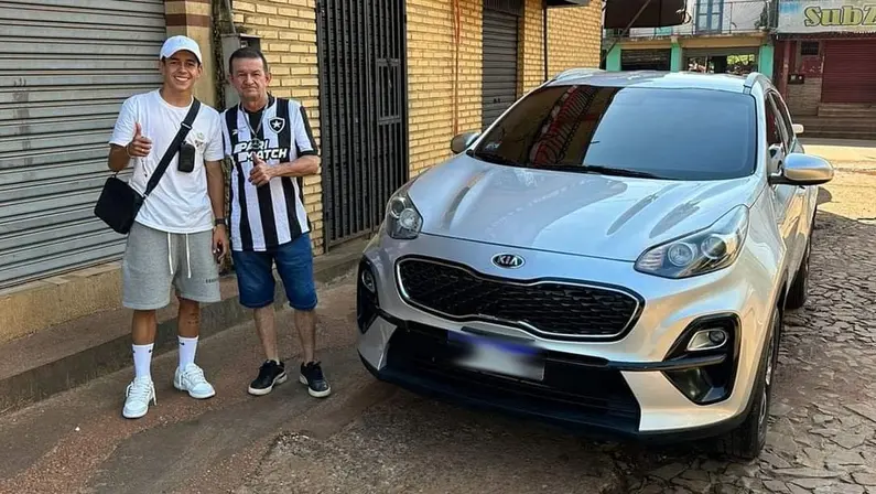 Presentão de Natal: Segovinha, do Botafogo, compra carro 0km para o pai no Paraguai