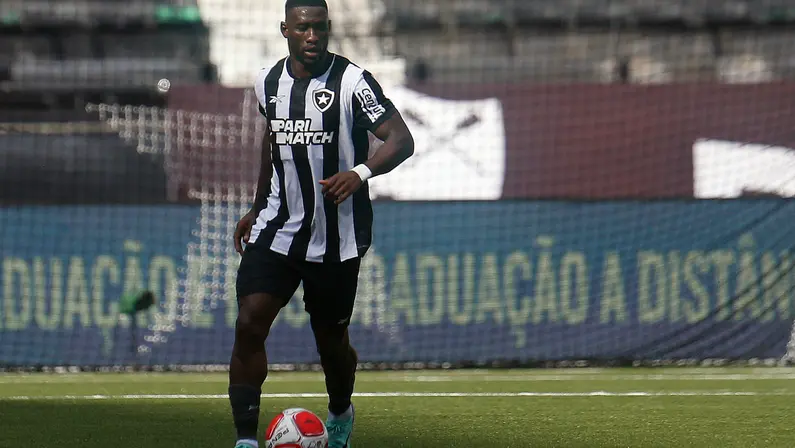 ‘Bastos é seguro, tem velocidade, marca bem, tem bom passe. Vai brigar por posição no Botafogo’, analisa Leandro Ávila