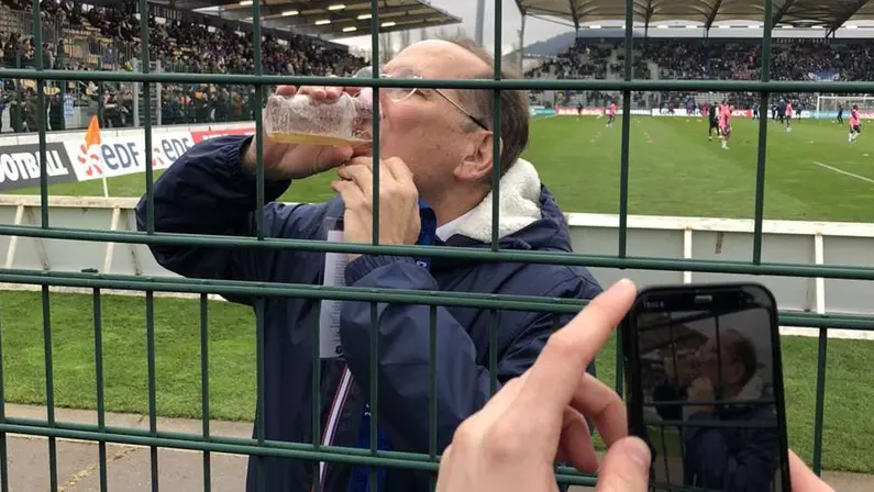 Mais um estádio raiz: John Textor vai a jogo do Lyon contra time da quinta divisão da França e ‘vira’ copo de cerveja dado por torcedores