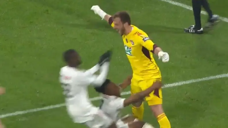 Ex-Botafogo, Lucas Perri brilha em classificação do Lyon nos pênaltis para as semifinais da Copa da França