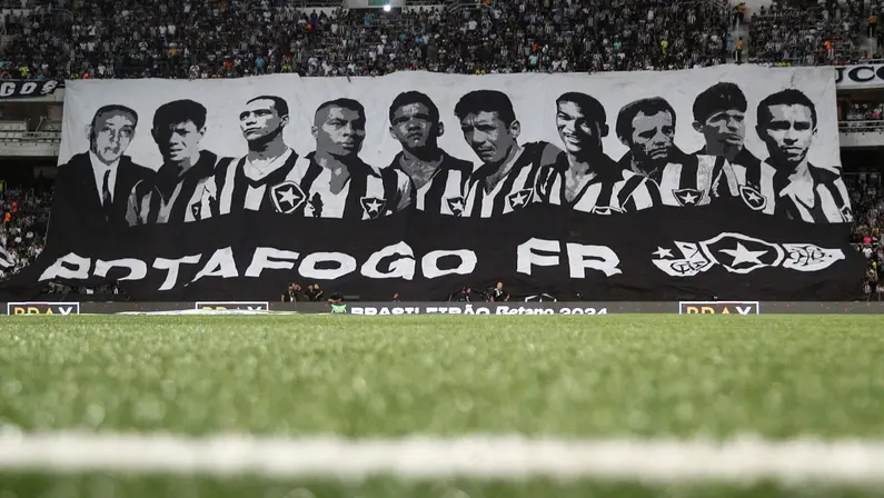 Coletivo abre votação para eternizar dois campeões de 2024 no bandeirão de ídolos do Botafogo