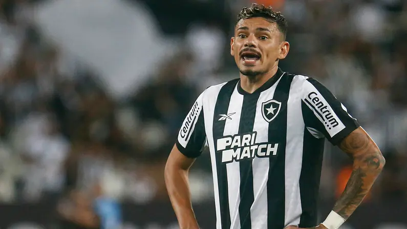 Botafogo oferece renovação a Tiquinho Soares, mas sem aumento salarial prometido; negociação está travada