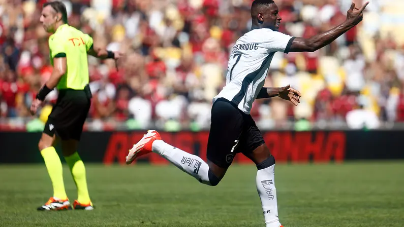 Jogada ensaiada de gol do Botafogo no clássico já havia dado certo com Artur Jorge duas vezes na Europa; veja