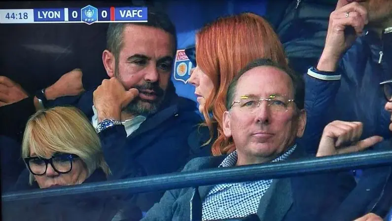 Futuro técnico do Botafogo, Artur Jorge assiste a jogo do Lyon ao lado de John Textor na França