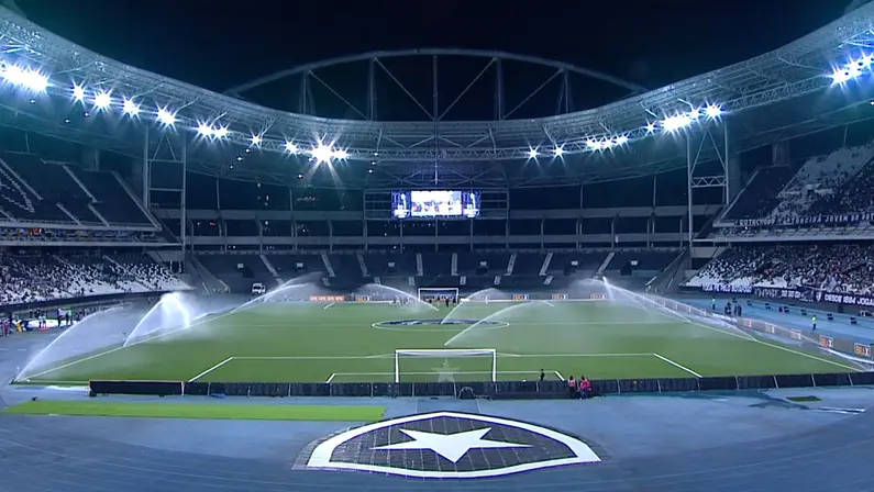 Irrigação do gramado sintético do Estádio Nilton Santos em Botafogo x Juventude | Campeonato Brasileiro 2024