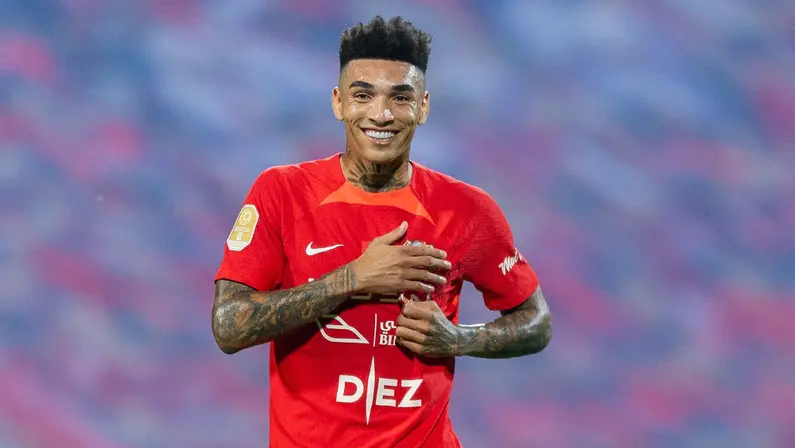 Igor Jesus chega ao Rio de Janeiro para se apresentar ao Botafogo e fazer exames