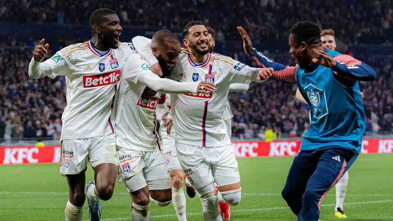 Sob olhares de John Textor e Artur Jorge e com Lucas Perri titular, Lyon vence e vai à final da Copa da França após 12 anos