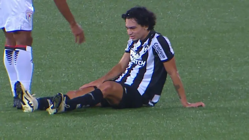 Surpresa na escalação do Botafogo, Matheus Nascimento sente dores na coxa e é substituído ainda no primeiro tempo