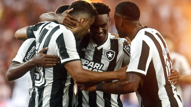 Ana Thaís Matos rasga elogios ao Botafogo: ‘Após as alterações, mostrou que é um dos principais times a brigar por títulos na temporada’