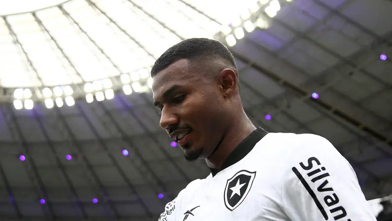 Com aprimoramento físico e ajuda da família, Cuiabano cresce no Botafogo e reencontra o Grêmio