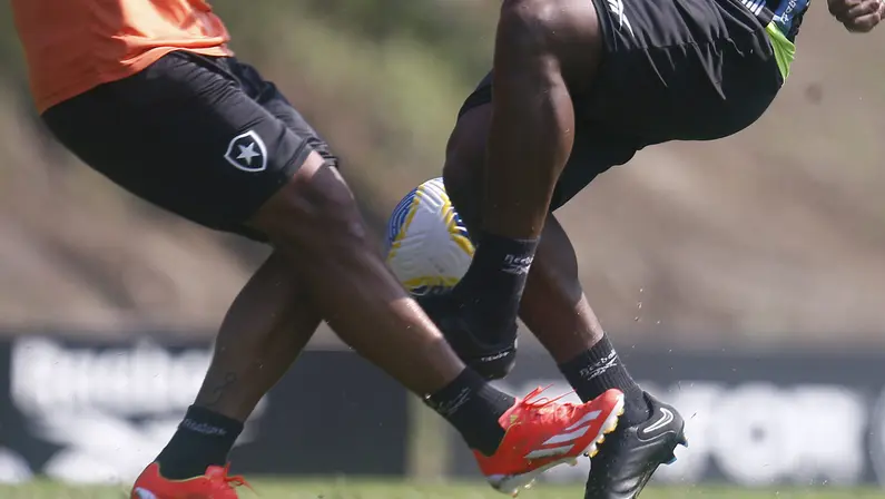 Jogadores do Botafogo conversam e decidem se reapresentar normalmente após reunião com John Textor