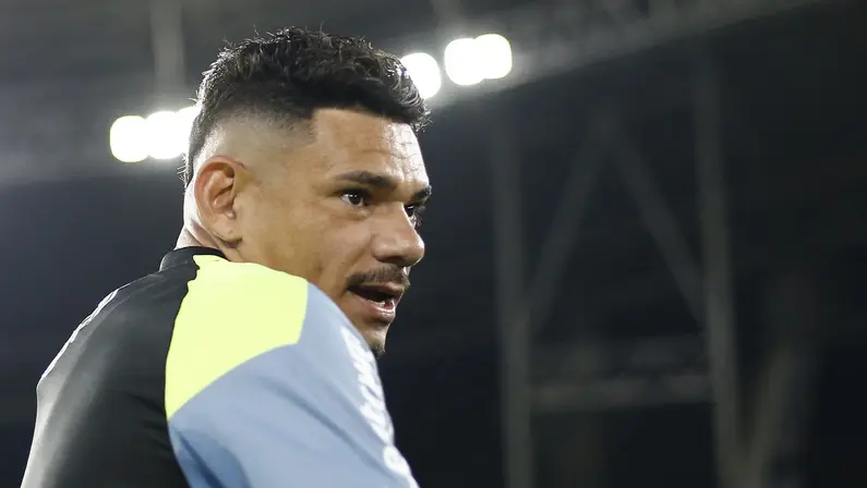 Por falecimento do pai, Tiquinho Soares não treina nesta sexta, deve ficar fora da atividade de sábado e não tem presença garantida em Grêmio x Botafogo 