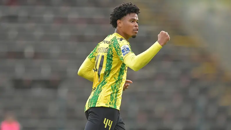 Clube português anuncia saída de Lucas Mezenga, que retorna para o Botafogo