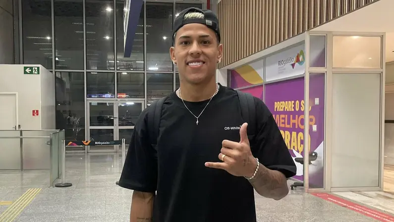 Reforço de R$ 61 milhões, Matheus Martins chega ao Rio: ‘Muito motivado e feliz, espero ajudar o Botafogo a conquistar grandes coisas’