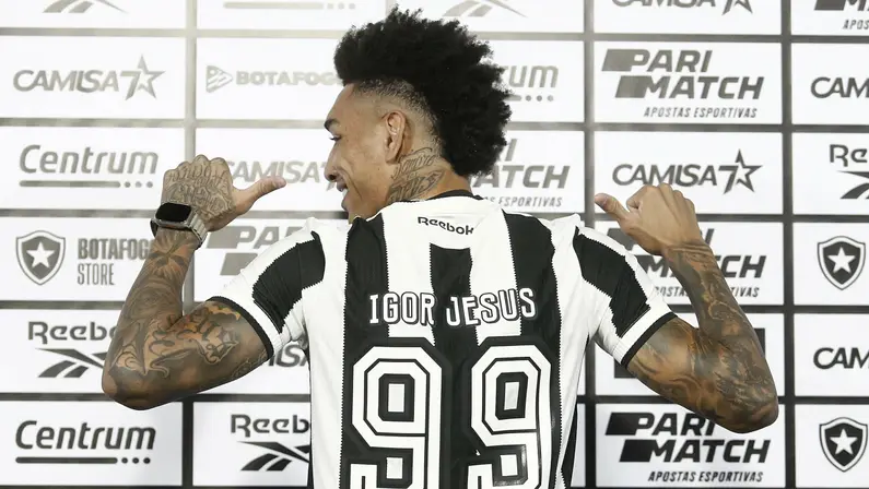 Igor Jesus é apresentado com a camisa 99 no Botafogo: ‘Sentimento de gratidão, espero dar muitas alegrias à torcida e sair daqui como ídolo’
