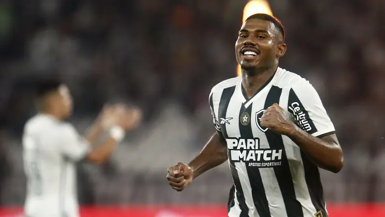 Cuiabano se destaca no Botafogo, impressiona torcedores do Grêmio e vira motivo de cobrança na diretoria do clube gaúcho