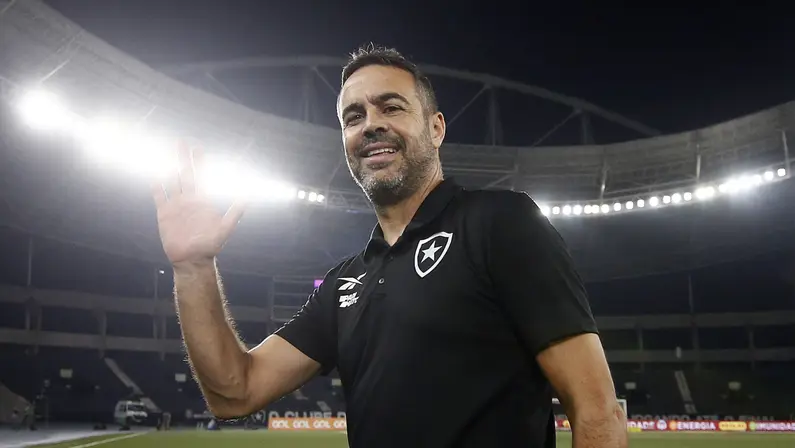 ARTUR JORGE DEIXA O BOTAFOGO, ASSINA CONTRATO E É O NOVO TÉCNICO DO AL-RAYYAN, CRAVA JORNALISTA