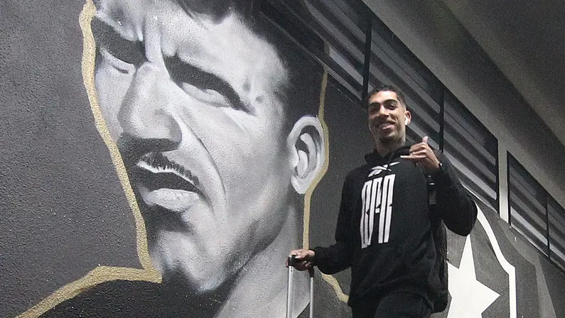 Lateral do Botafogo, Hugo já assinou com o Vitória e se apresenta na próxima segunda-feira