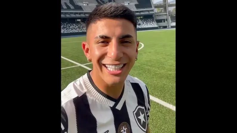 Thiago Almada, reforço do Botafogo, no gramado do Estádio Nilton Santos | Julho 2024