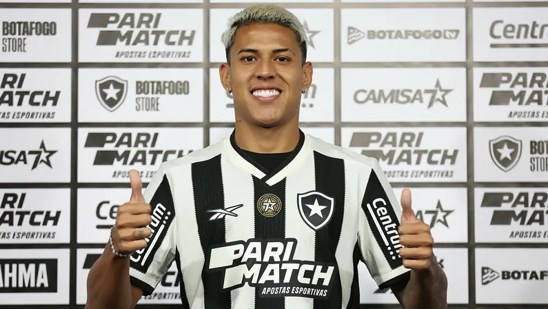 Matheus Martins é apresentado pelo Botafogo: ‘Muito feliz de vestir essa camisa gigante do futebol brasileiro e mundial’