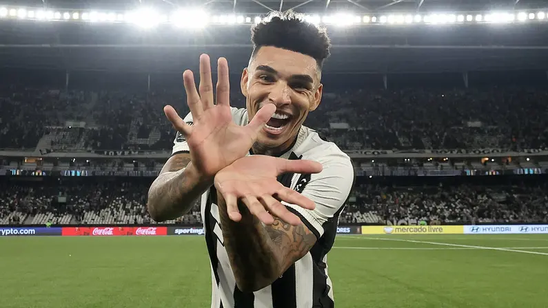 Igor Jesus conta origem da comemoração ‘Kamehameha’ e destaca convivência com Tiquinho Soares no Botafogo