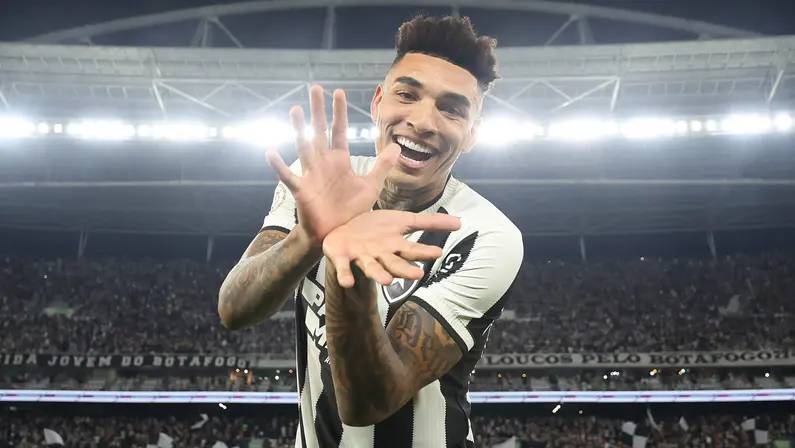 Igor Jesus evita polêmica após declaração de Estêvão e foca em duelo do Botafogo contra o Palmeiras: ‘Falar até papagaio fala’