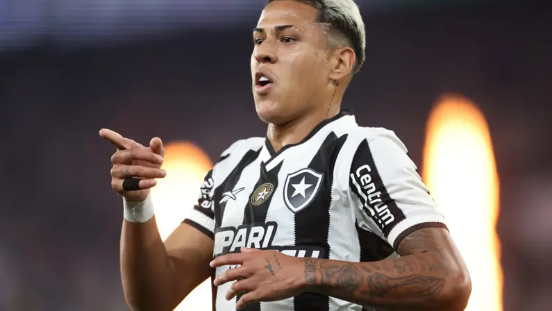 Matheus Martins celebra vitória e responde sobre comemoração ‘cheirinho’ em Botafogo 4 x 1 Flamengo: ‘Da mesma forma que eles fizeram o gol e provocaram’