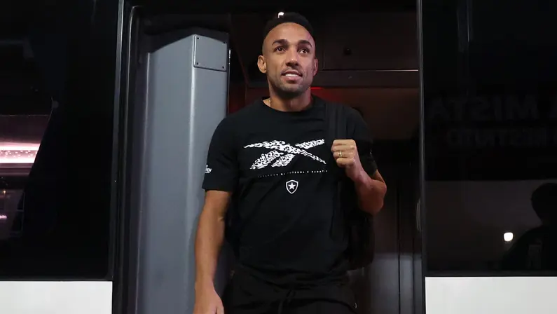 Redução no salário, voz ativa no vestiário e liderança: os bastidores da volta de Marçal ao Botafogo