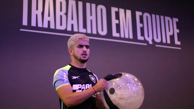Anunciado há uma semana, El Arouch ainda aguarda visto de trabalho para ser regularizado pelo Botafogo