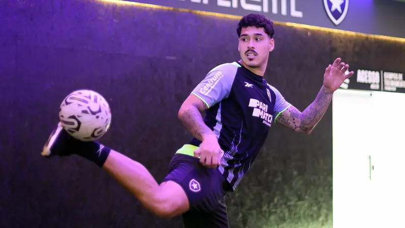 Elenco do Botafogo se reapresenta, e Lucas Halter e Alex Telles são os primeiros a chegar; Bastos é ausência