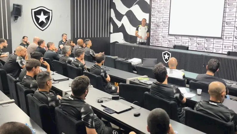 Núcleo de Saúde e Performance do Botafogo realiza encontro com profissionais da base e equipe principal
