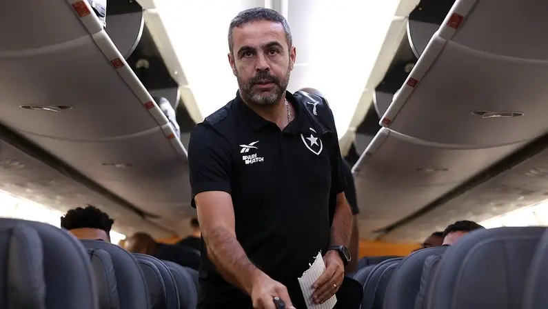 Bônus por títulos conquistados preveem que salário de Artur Jorge no Botafogo dobre em 2025