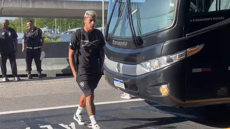 Botafogo viaja com 24 jogadores para enfrentar o Atlético-GO; confira a lista de relacionados