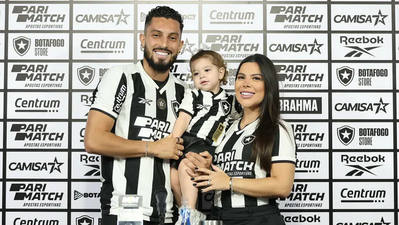 Esposa de Alex Telles conta como foi mudança após acerto relâmpago com Botafogo e diz: ‘Muito emocionada de vê-lo jogar num time tão grande’