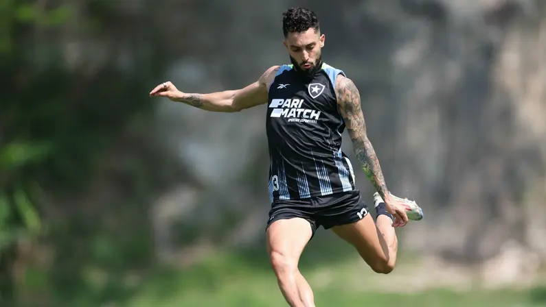 Alex Telles no treino do Botafogo no Espaço Lonier | Setembro 2024