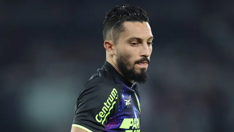 Comentarista aposta em Alex Telles como titular do Botafogo contra o São Paulo: ‘Nem deveria haver dúvida’