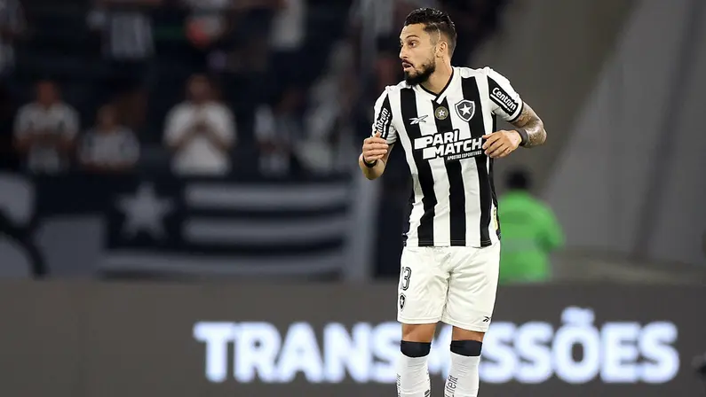 Alex Telles tem chances de ser titular na Libertadores; Botafogo adota cautela com lateral