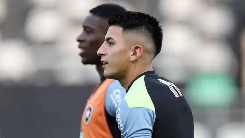 Técnico do Lyon despista sobre chegadas de Luiz Henrique e Thiago Almada, do Botafogo: ‘Nem sabemos se estamos em fase de oficialização’