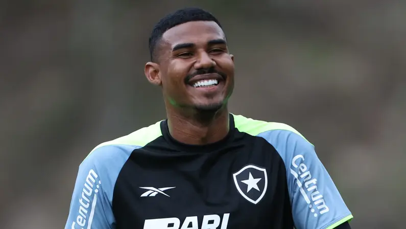 Cuiabano, do Botafogo, é eleito a 4ª maior revelação do Brasileirão 2024 por jornal; veja ranking