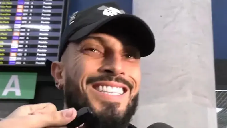 Desembarque de Alex Telles no Aeroporto Santos Dumont para se apresentar ao Botafogo | Setembro 2024