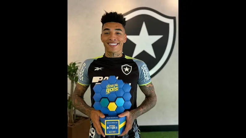 Igor Jesus, do Botafogo, recebe prêmio de artilheiro do Brasileirão em agosto