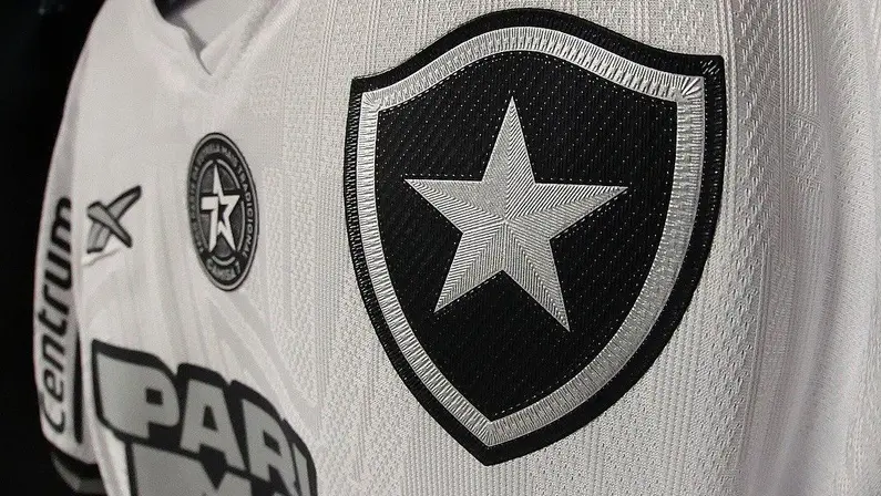 Polícia Civil recupera produtos oficiais roubados do Botafogo em veículo abandonado no Complexo da Maré