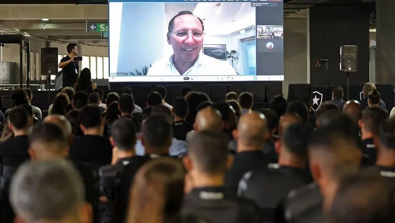SAF do Botafogo realiza reunião semestral no Nilton Santos; ‘Projeto se tornou experiência revolucionária para mim’, diz John Textor