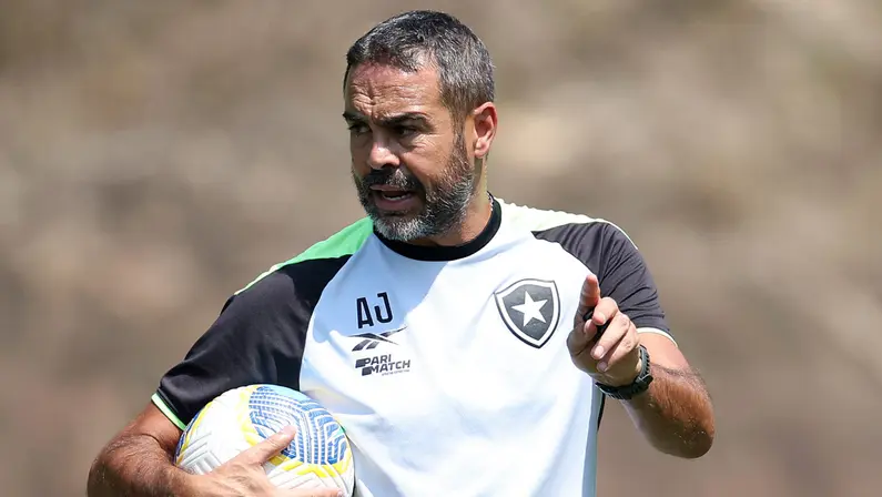 Comentarista vê saída de Artur Jorge como ‘problema gigante’ para o Botafogo e alerta sobre mercado: ‘Janela europeia ainda não abriu’